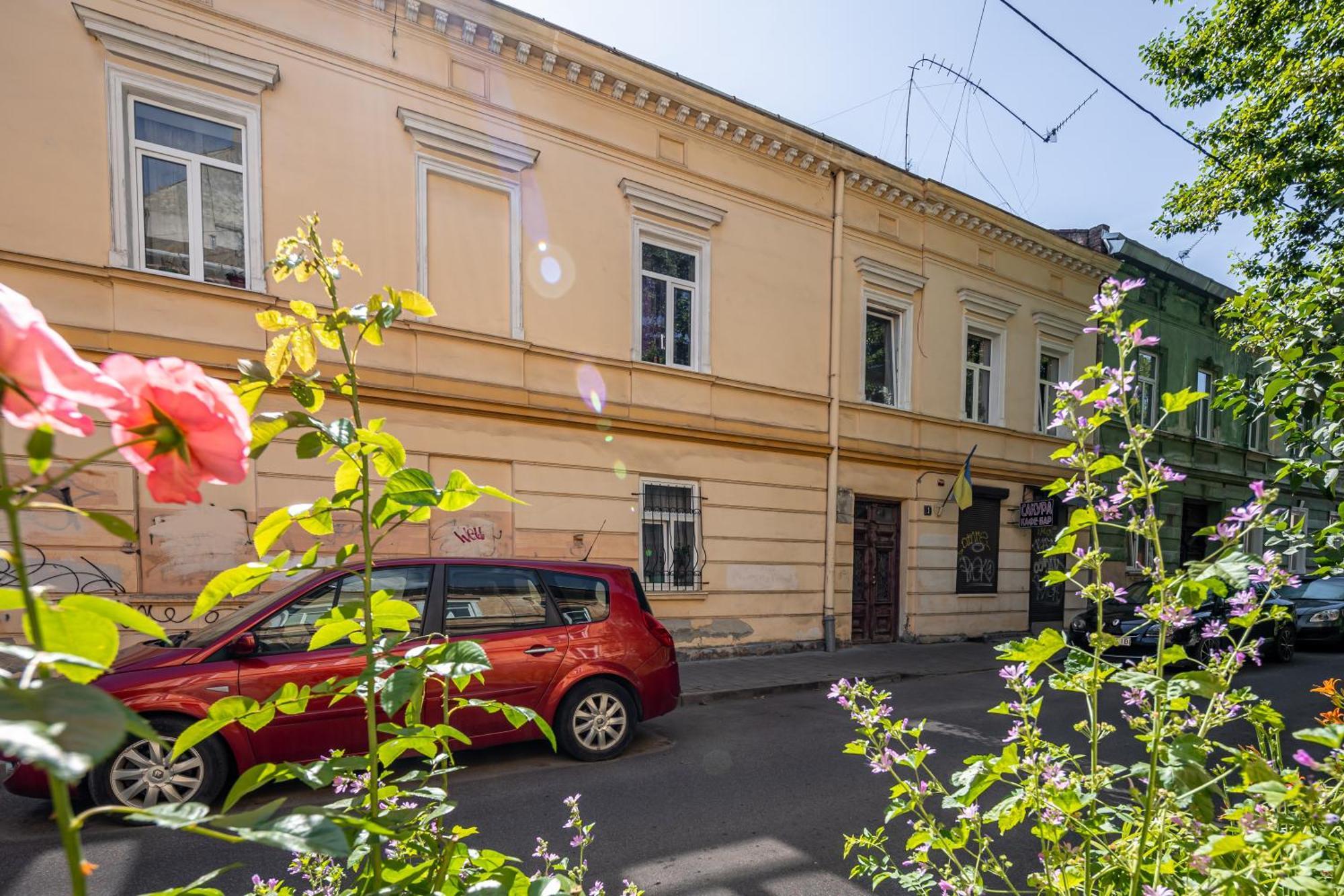 1 кімнатна подобово-погодинно біля жд вокзалу та костелу єлизавети *